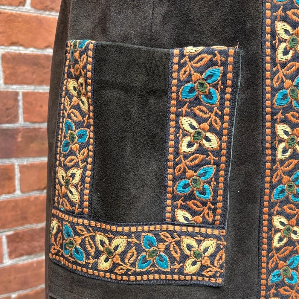 Vintage Black Leather Vest with Embroidered Trim - Picture 3 of 13